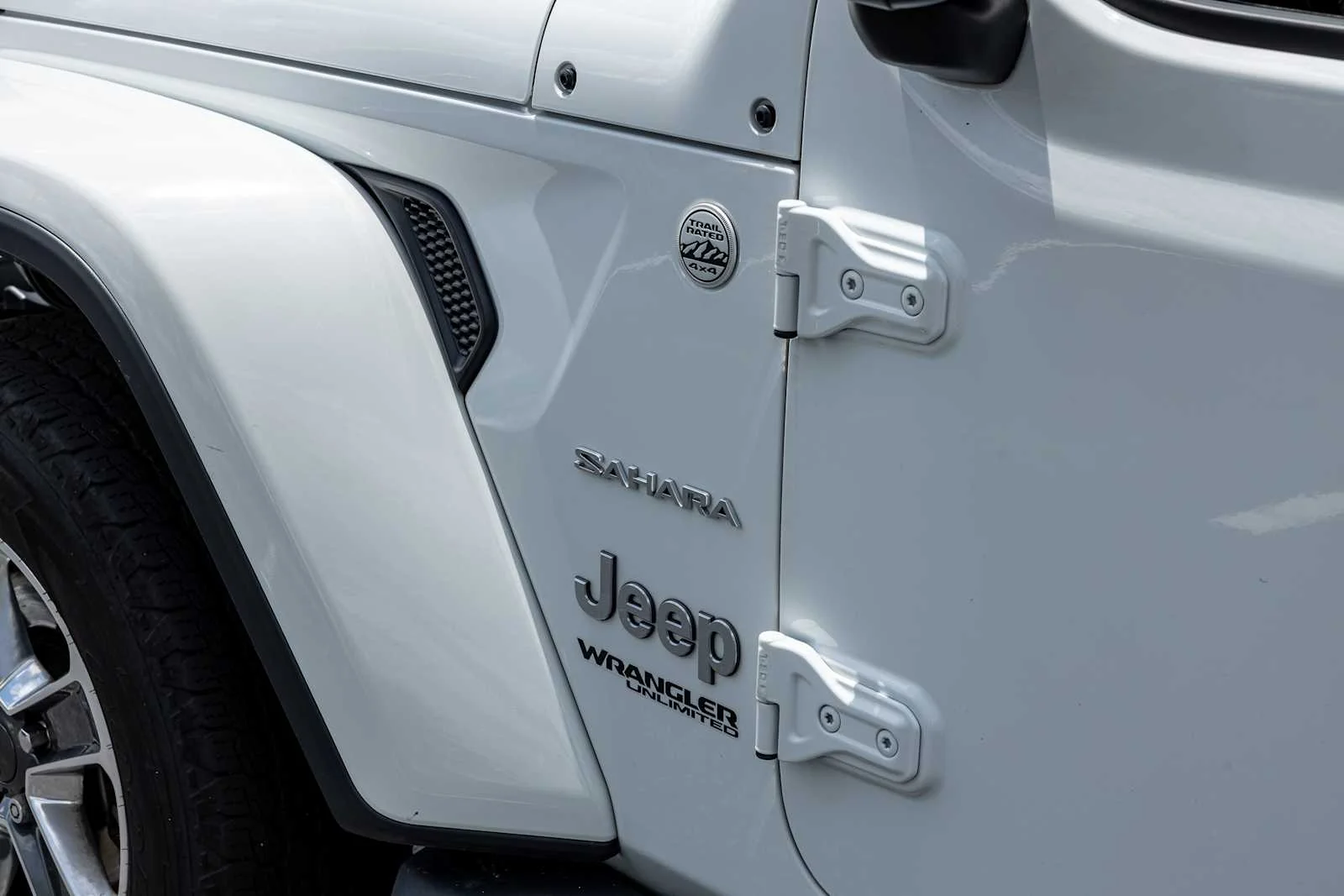 Used 2018 Bright White Clearcoat Jeep Sahara image 30