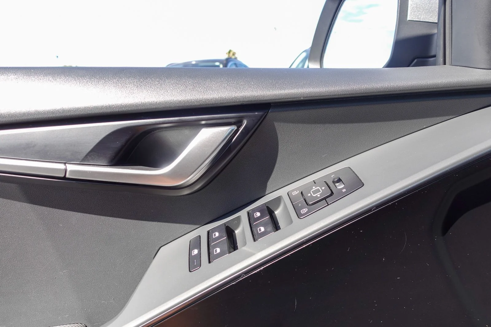 Used 2025 Steel Gray Kia LX image 15