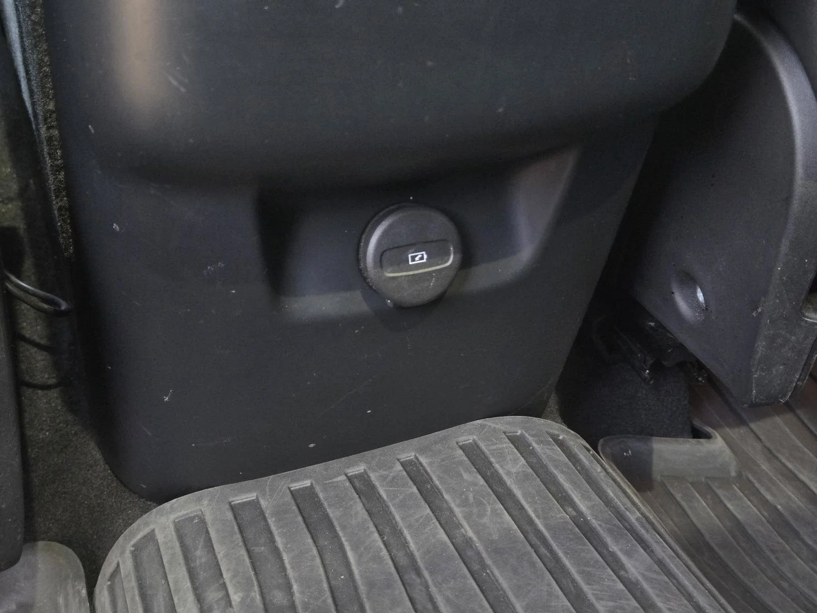 Used 2023 Platinum Gray Metallic Volvo Plus image 33