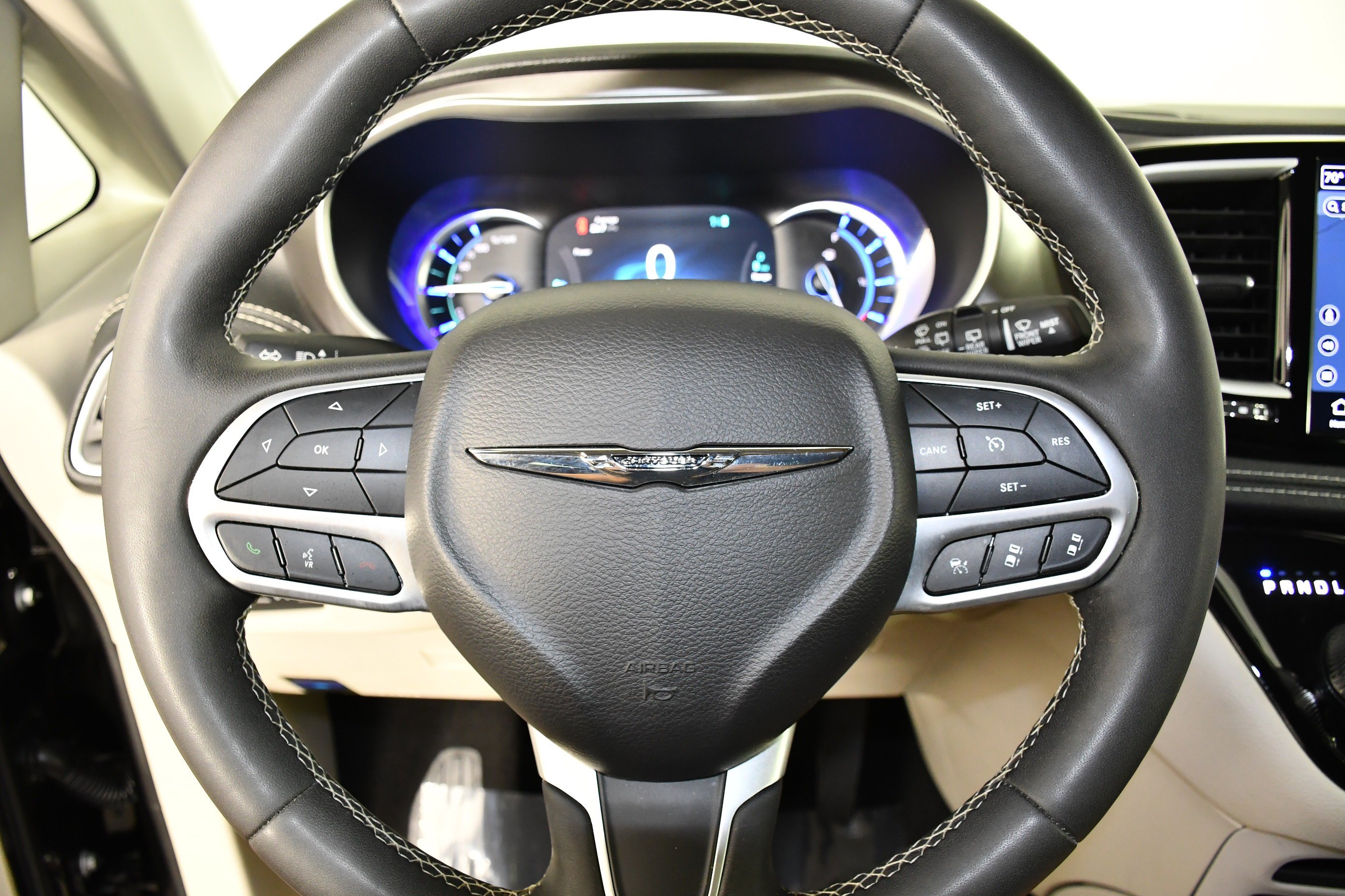 Used 2024 Diamond Black Crystal Pearlcoat Chrysler Hybrid Select image 18