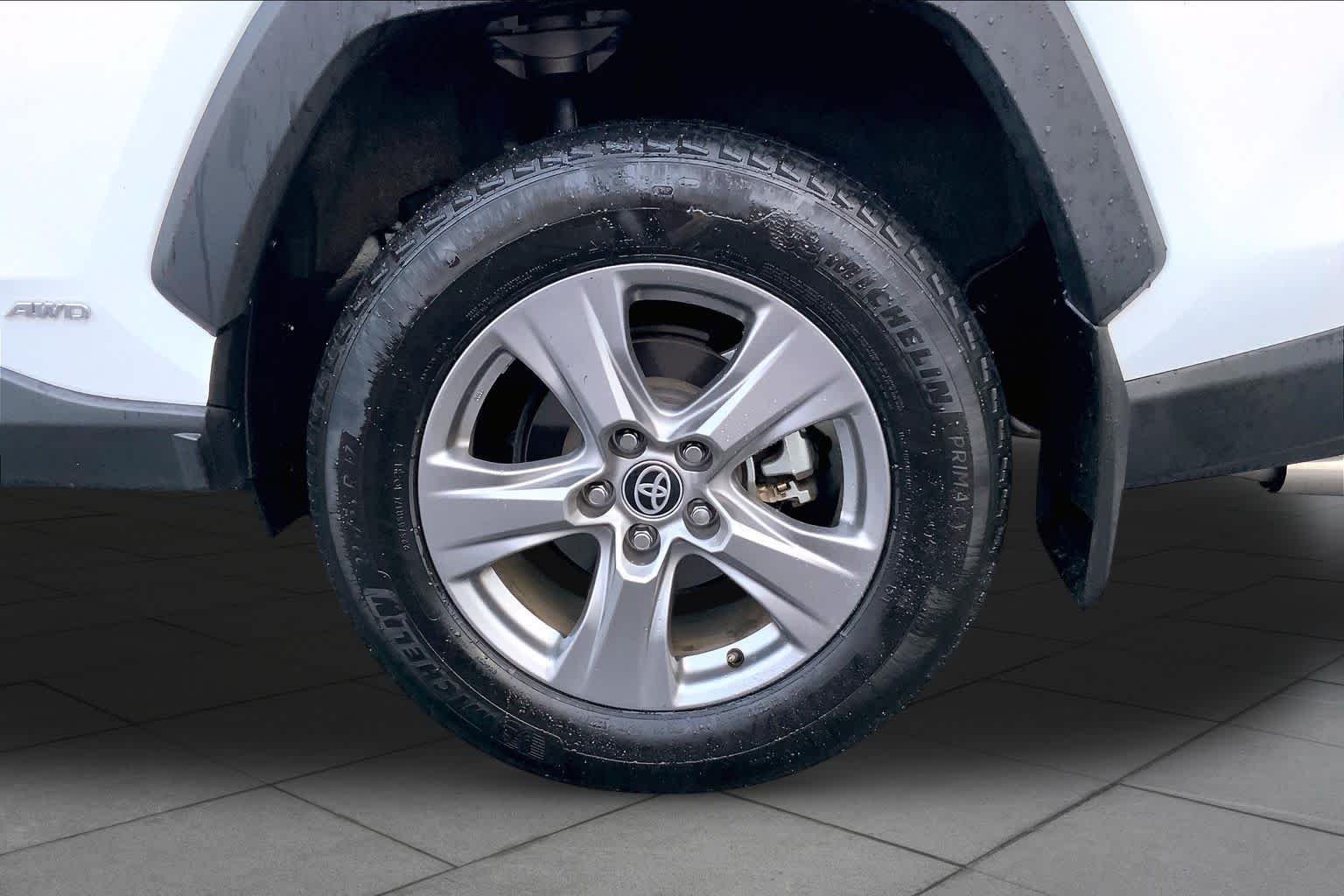 Used 2024 Ice Cap Toyota Hybrid XLE image 10