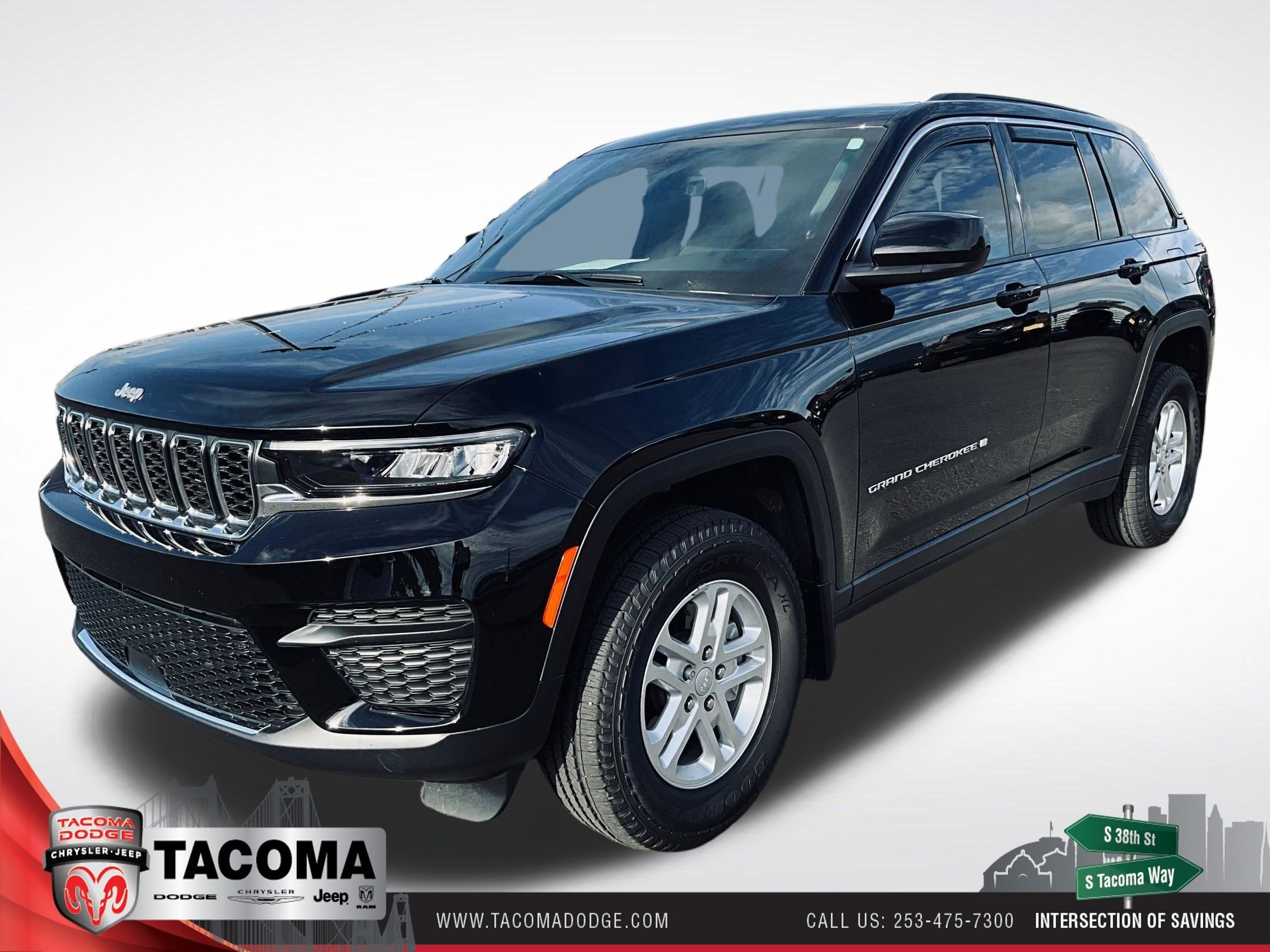 Used 2025 Black Jeep Laredo image 1