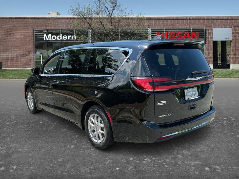 Used 2024 Diamond Black Crystal Pearlcoat Chrysler Touring L image 2
