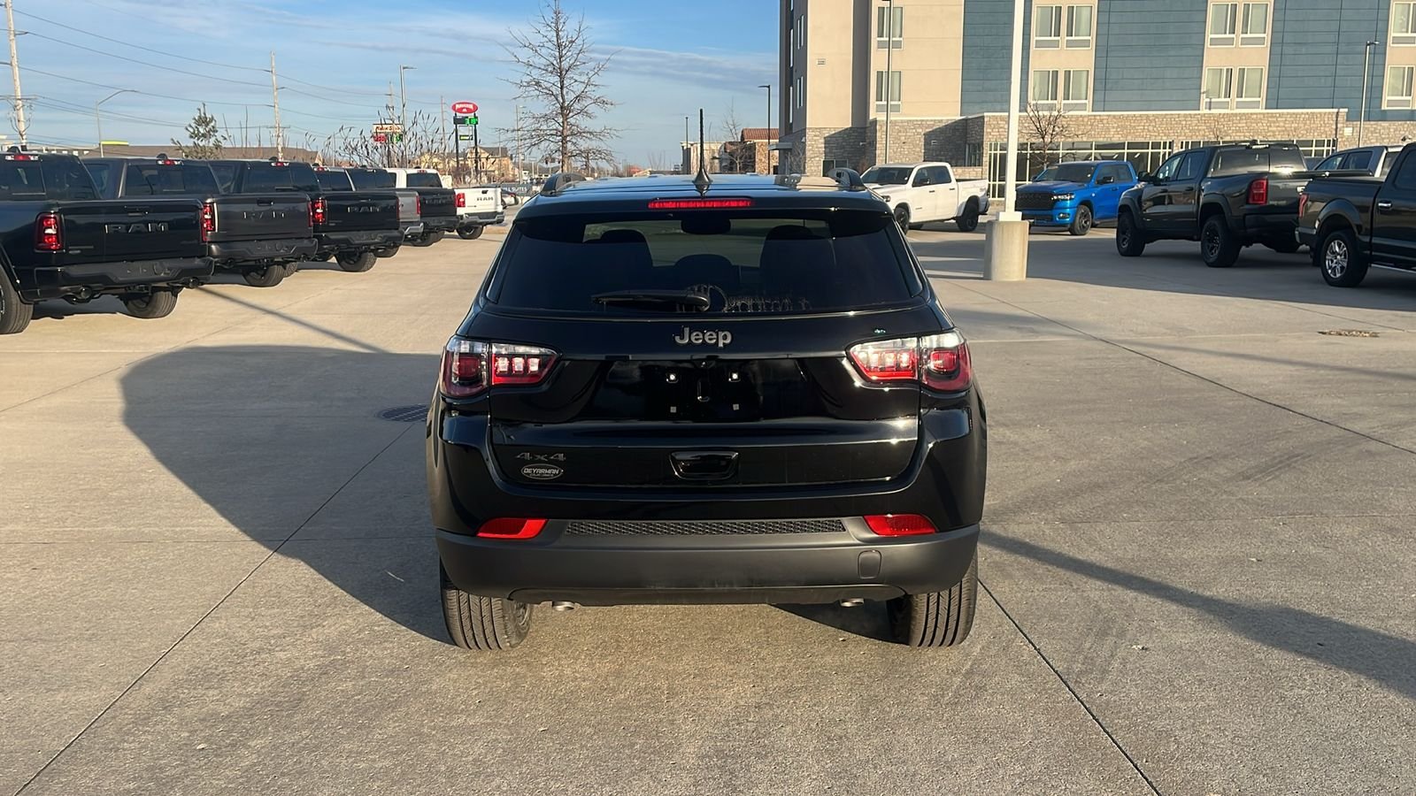 New 2026 Diamond Black Crystal Pearl-Coat Exterior Paint Jeep Latitude image 7