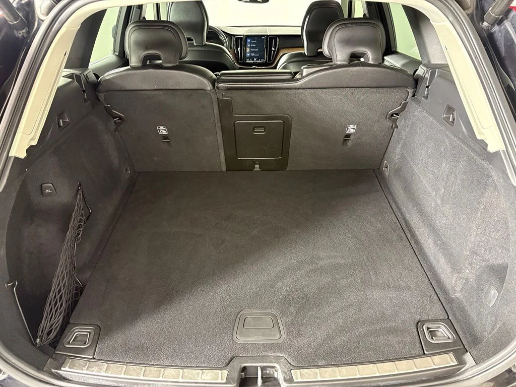 Used 2020 Onyx Black Metallic Volvo T5 Inscription image 35