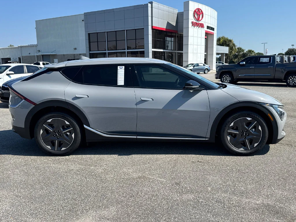 New 2026 Wolf Gray Kia LIGHT image 2
