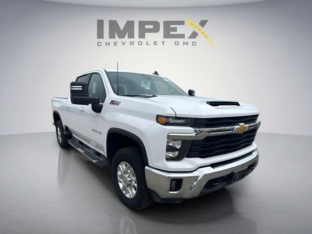 Used 2025 Summit White Chevrolet LT image 5