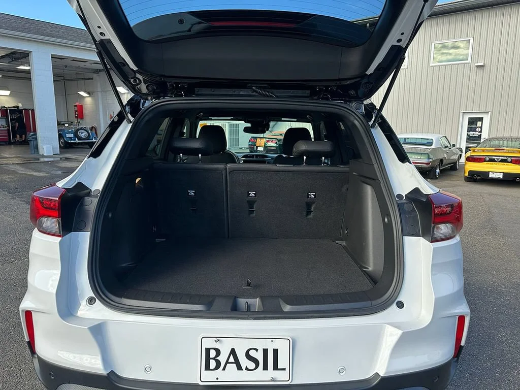 Used 2023 SUMMIT WHITE Chevrolet RS image 5