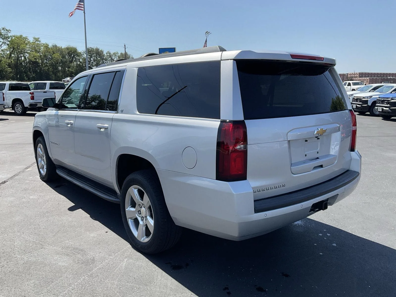 Used 2018 Silver Ice Metallic CHEVROLET SUV image 8