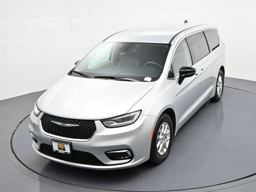 Used 2024 Silver Mist Clearcoat Chrysler Touring L FWD image 18