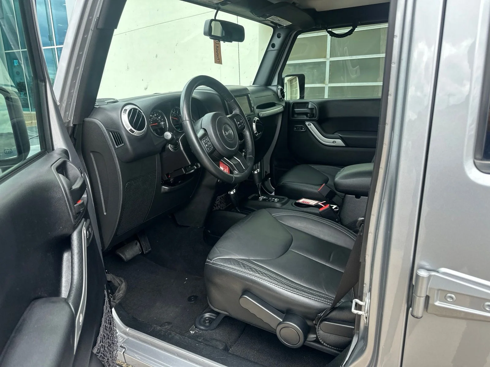 Used 2016 Billet Silver Metallic Clearcoat Jeep Unlimited Sahara image 6