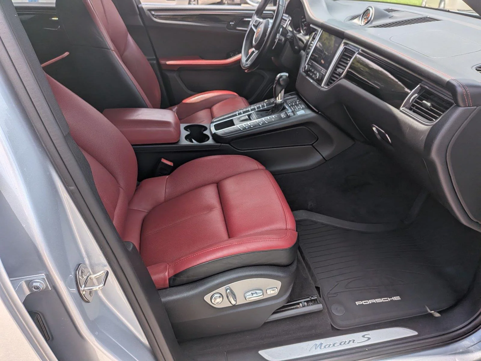 Used 2018 Rhodium Silver Metallic Porsche S image 32