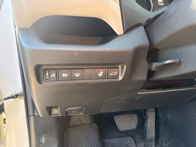 Used 2022 White Toyota XLE image 15