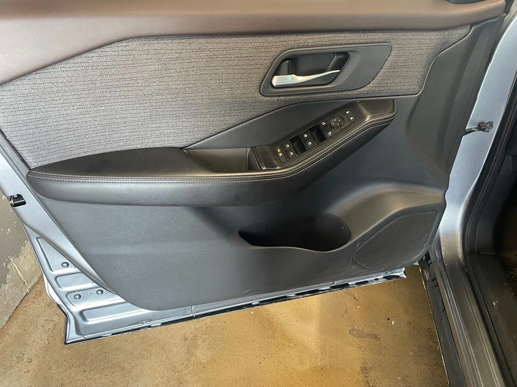 Used 2022 Gray Nissan SV image 9