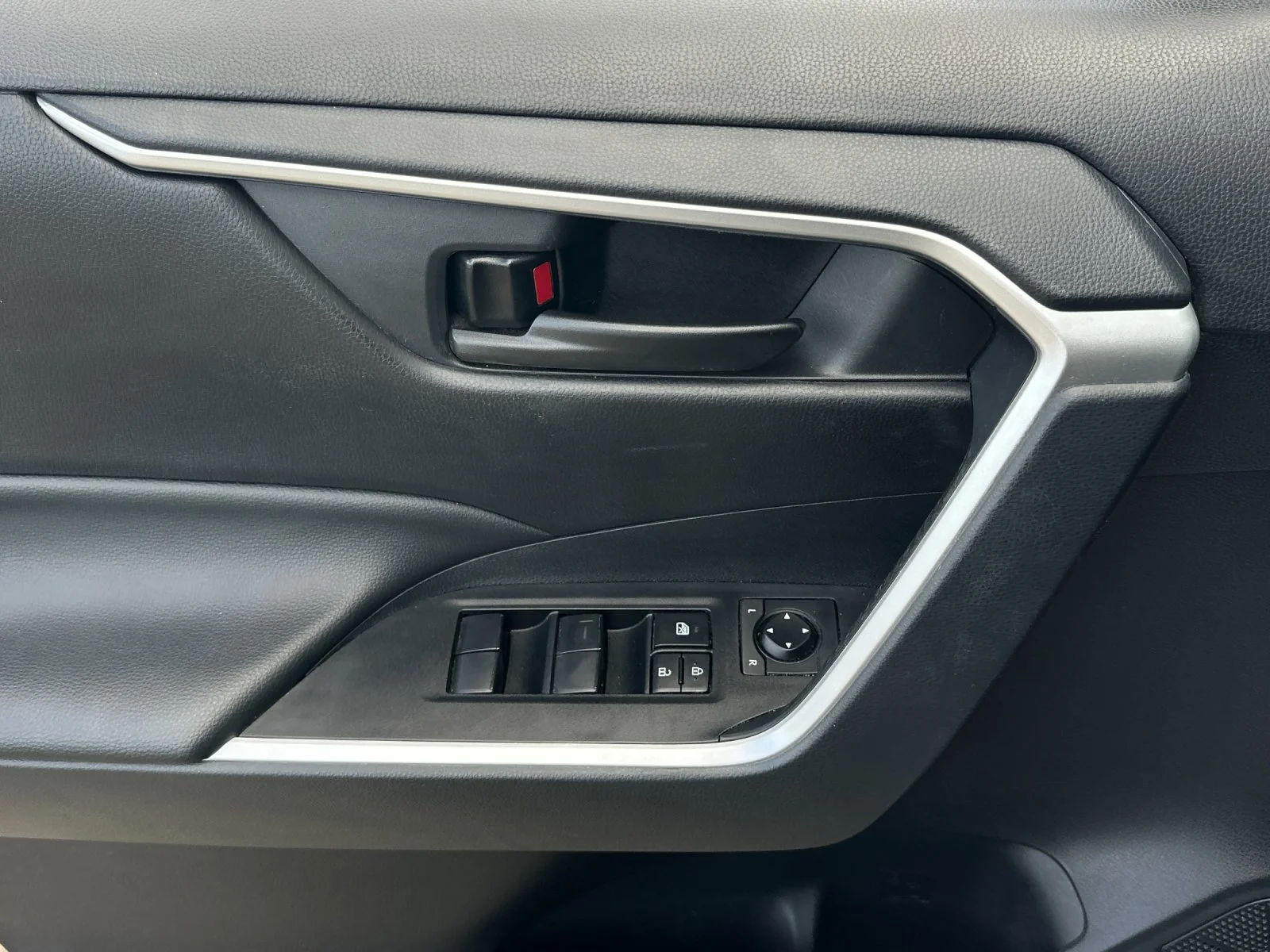 Used 2023 Ice Toyota LE image 11