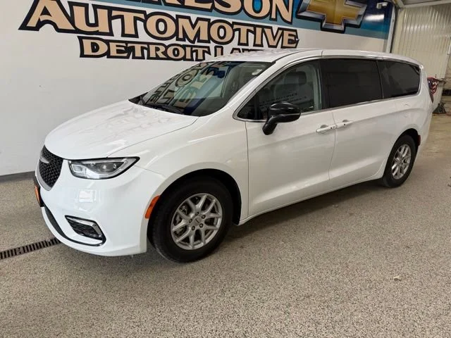 2024 Chrysler Pacifica Touring L's photo