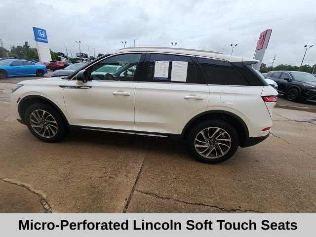 Used 2022 White Lincoln Standard image 11