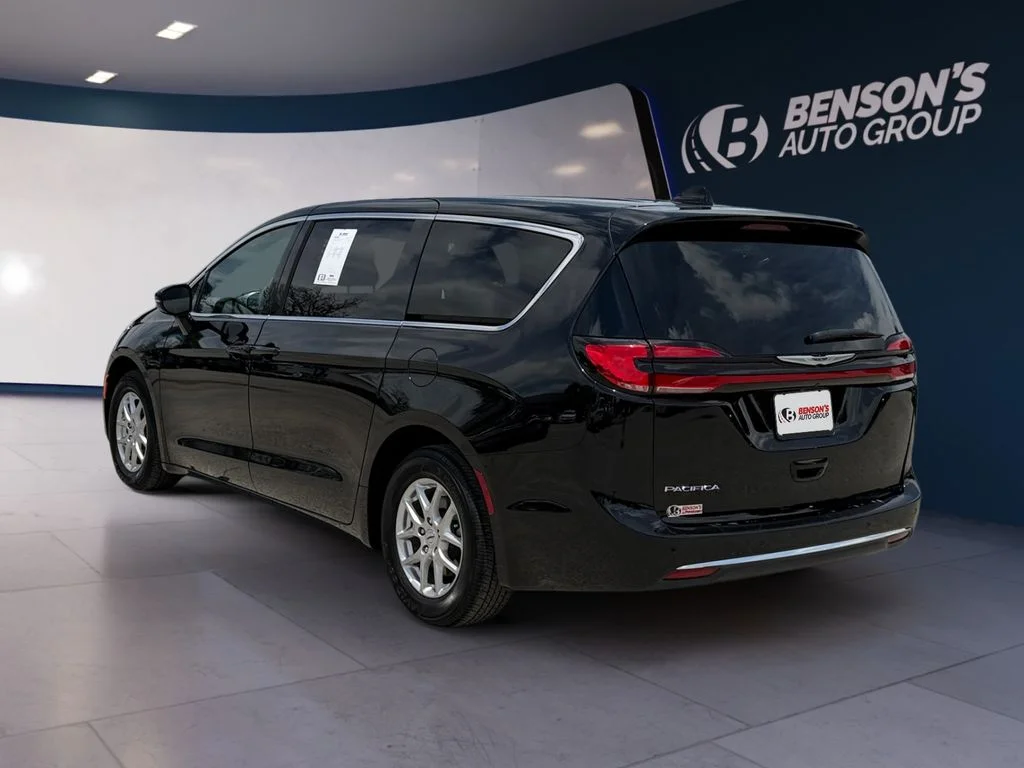 2025 Chrysler Pacifica Select's photo
