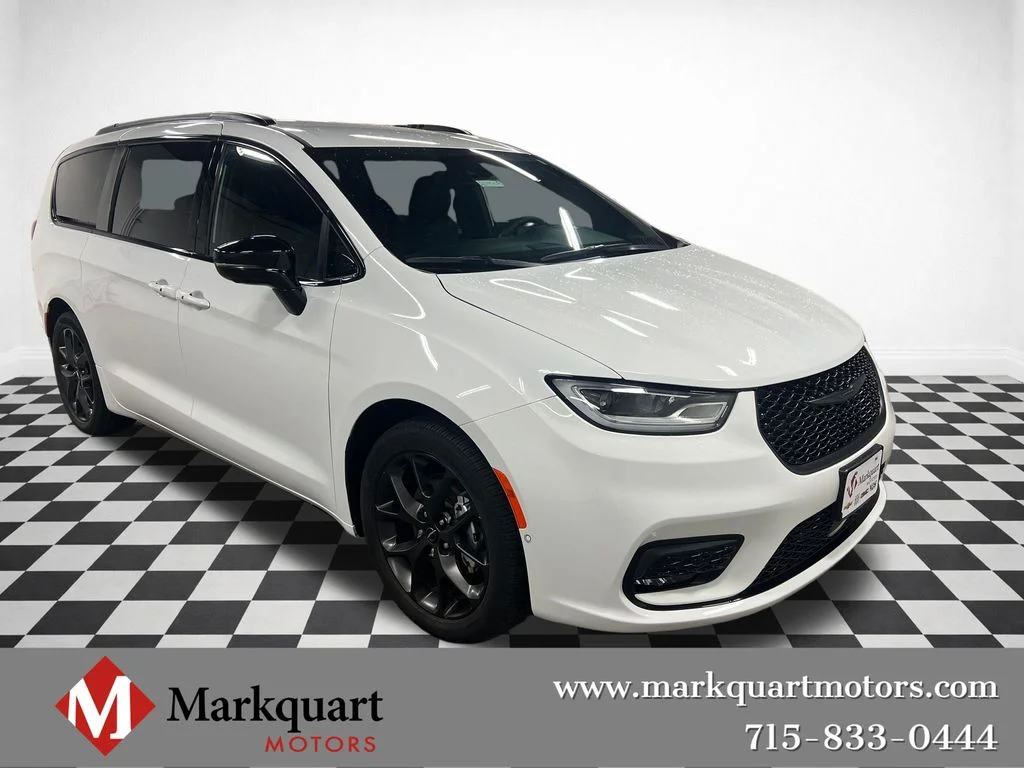 2024 Chrysler Pacifica Touring L's photo