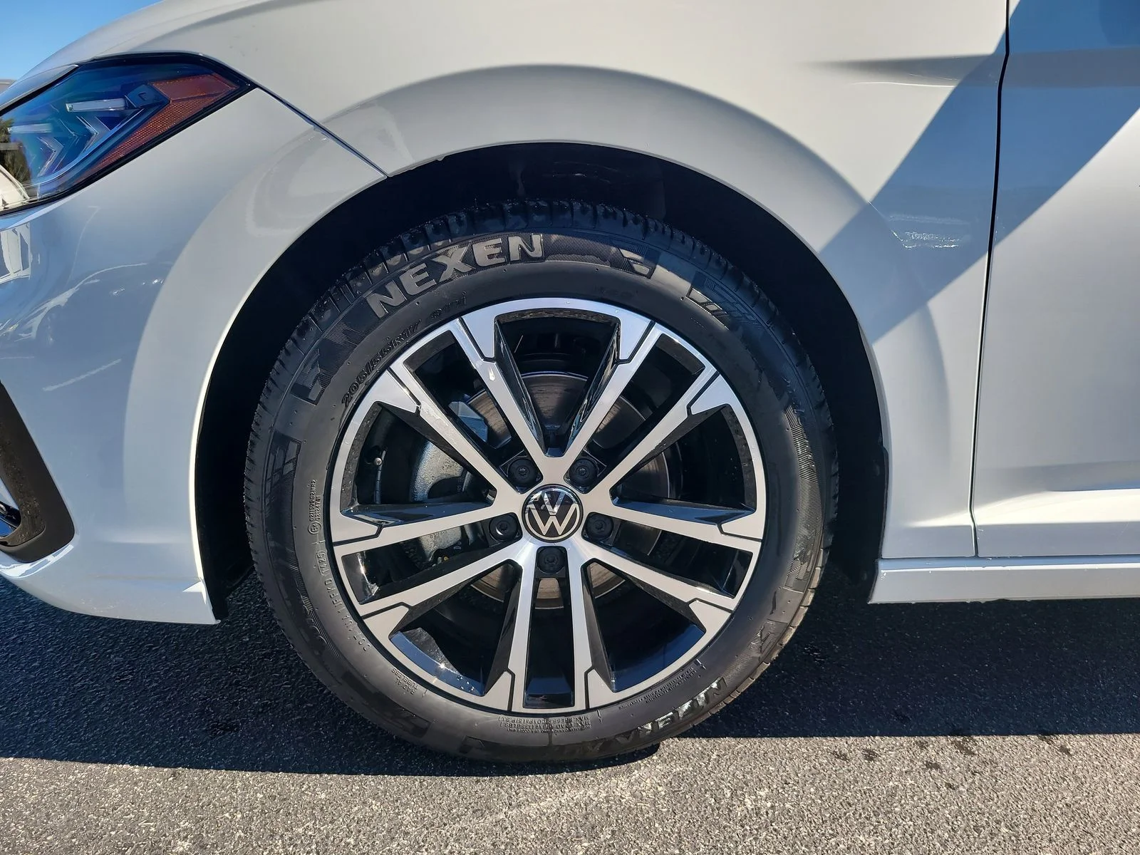 New 2026 Pure White Volkswagen 1.5T Sport image 10