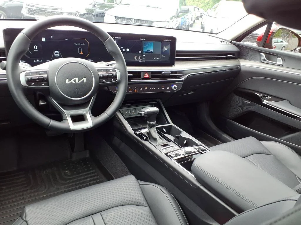 Used 2025 Runway Red Kia EX image 5