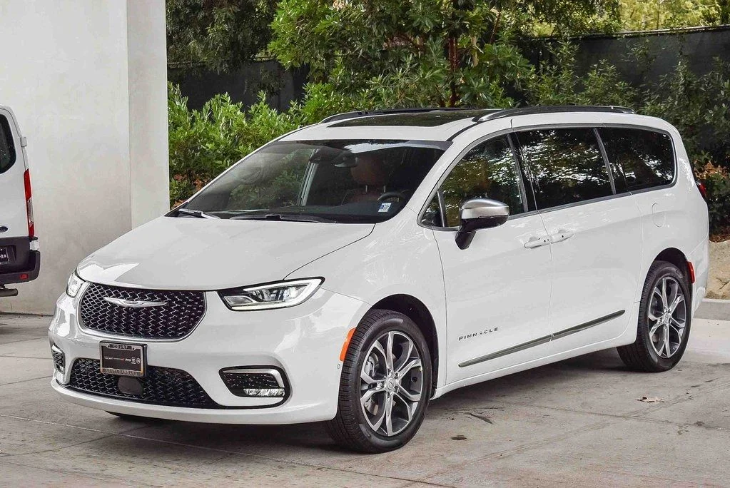 New 2026 Bright White Clear-Coat Exterior Paint Chrysler Pinnacle image 3