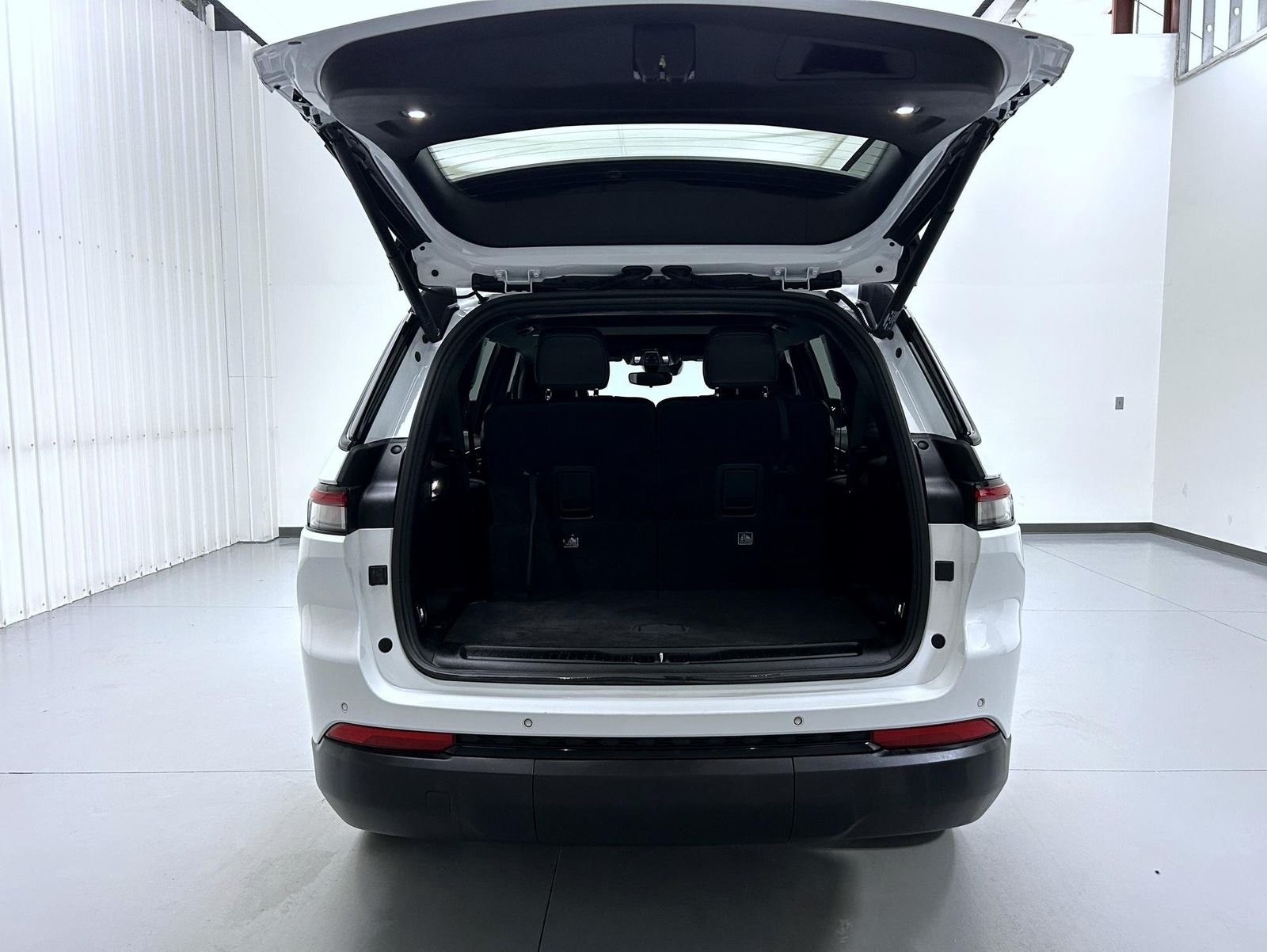 Used 2023 White Jeep Altitude image 23