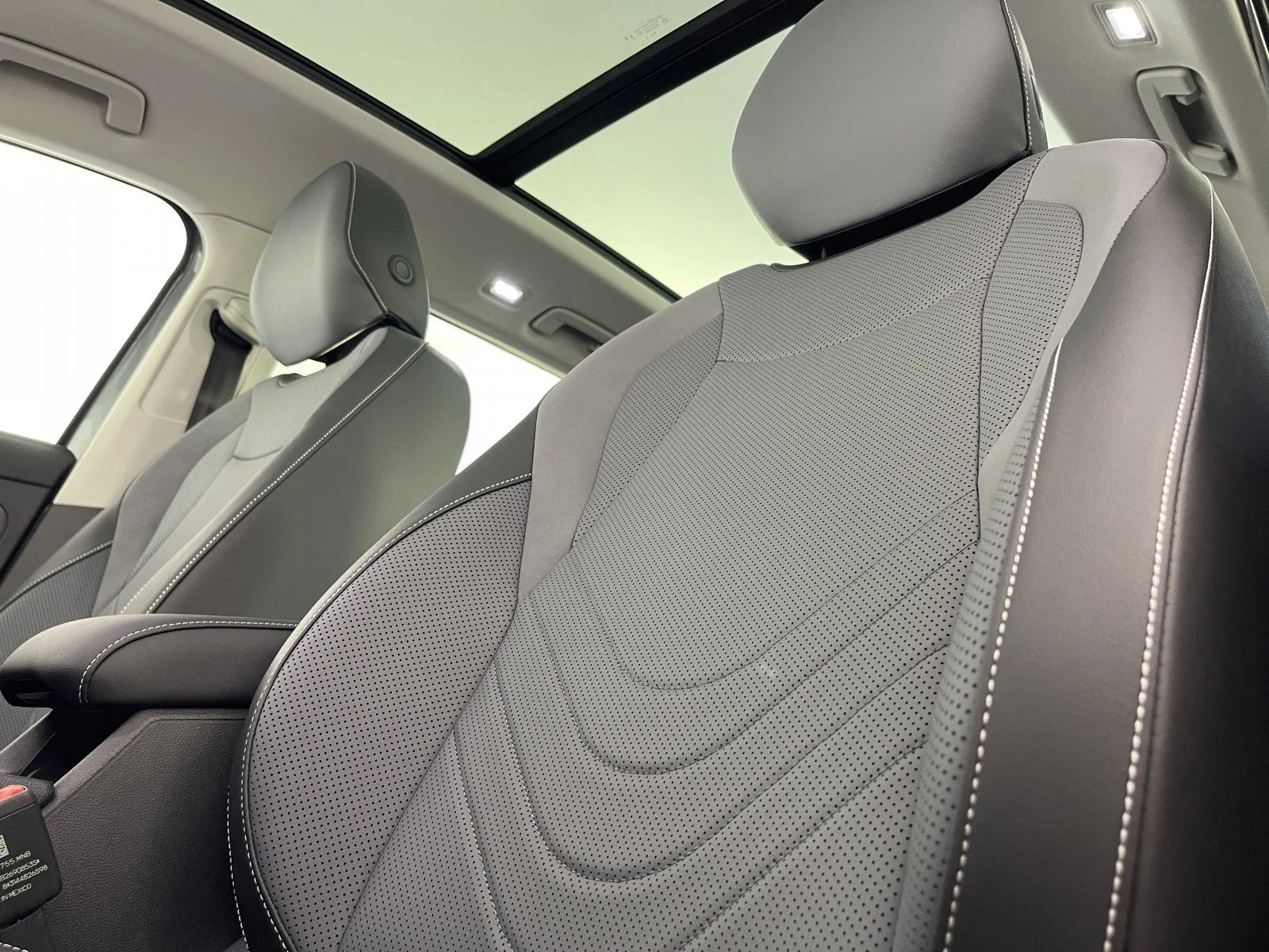 2025 Volkswagen Tiguan SE - Photo 21