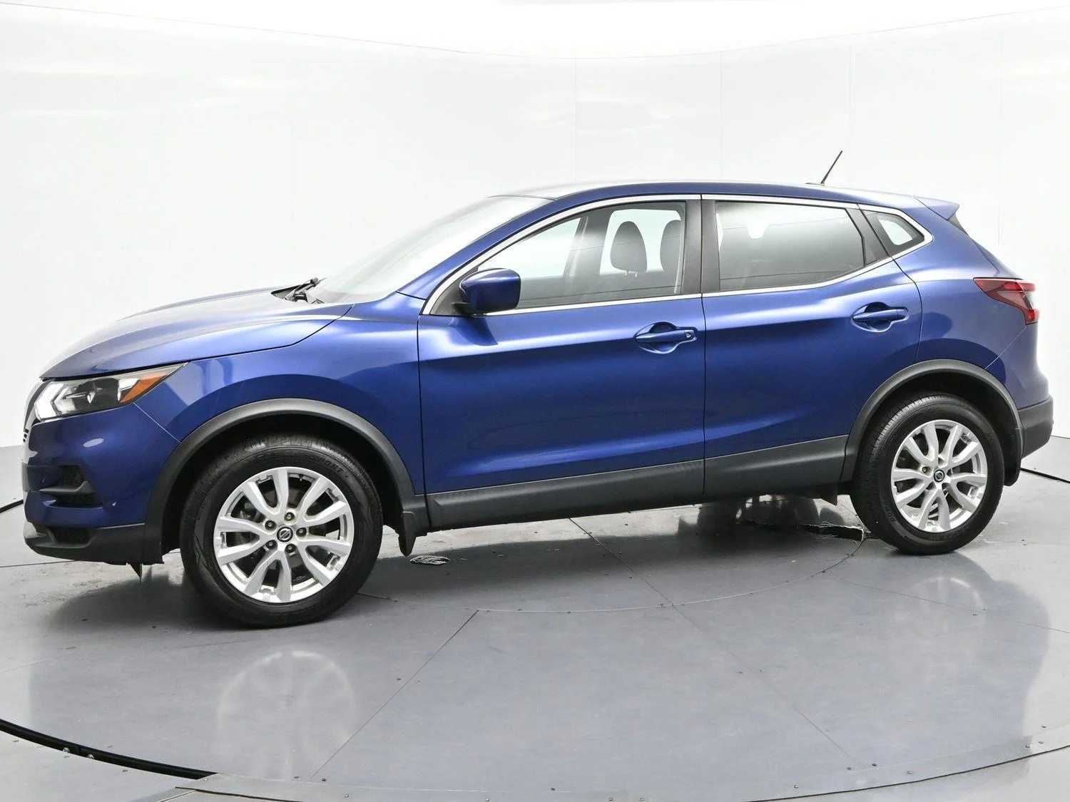 Used 2022 Caspian Blue Metallic Nissan S image 4