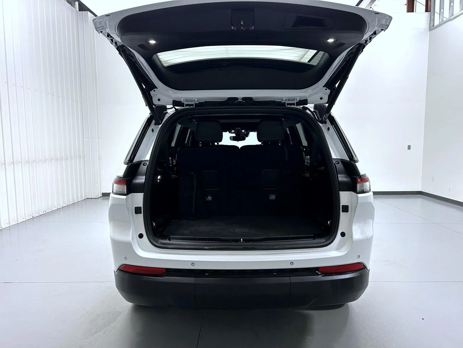Used 2023 White Jeep Altitude image 23