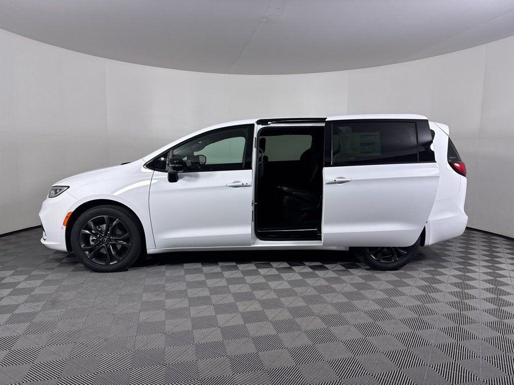 New 2026 Bright White Clear-Coat Exterior Paint Chrysler Select image 11
