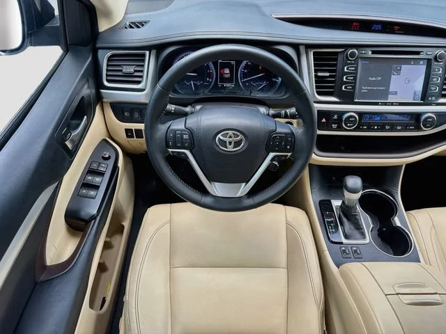 Used 2018 Blizzard Pearl Toyota XLE image 16