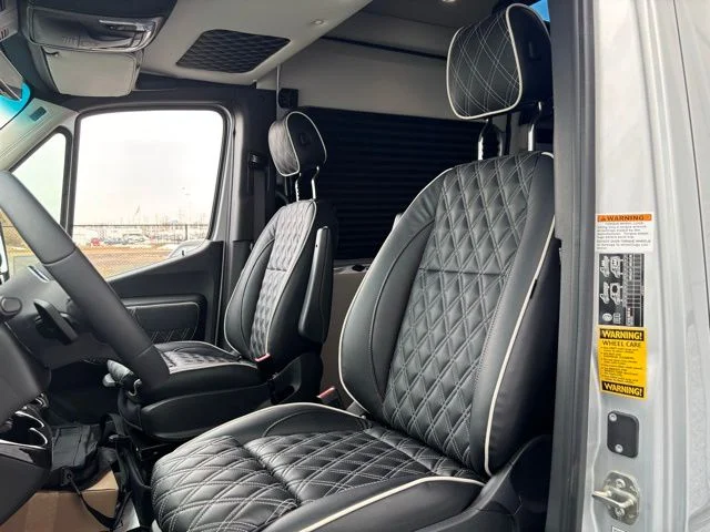 New 2026 Iridium Silver Mercedes-Benz Discovery Touring image 18