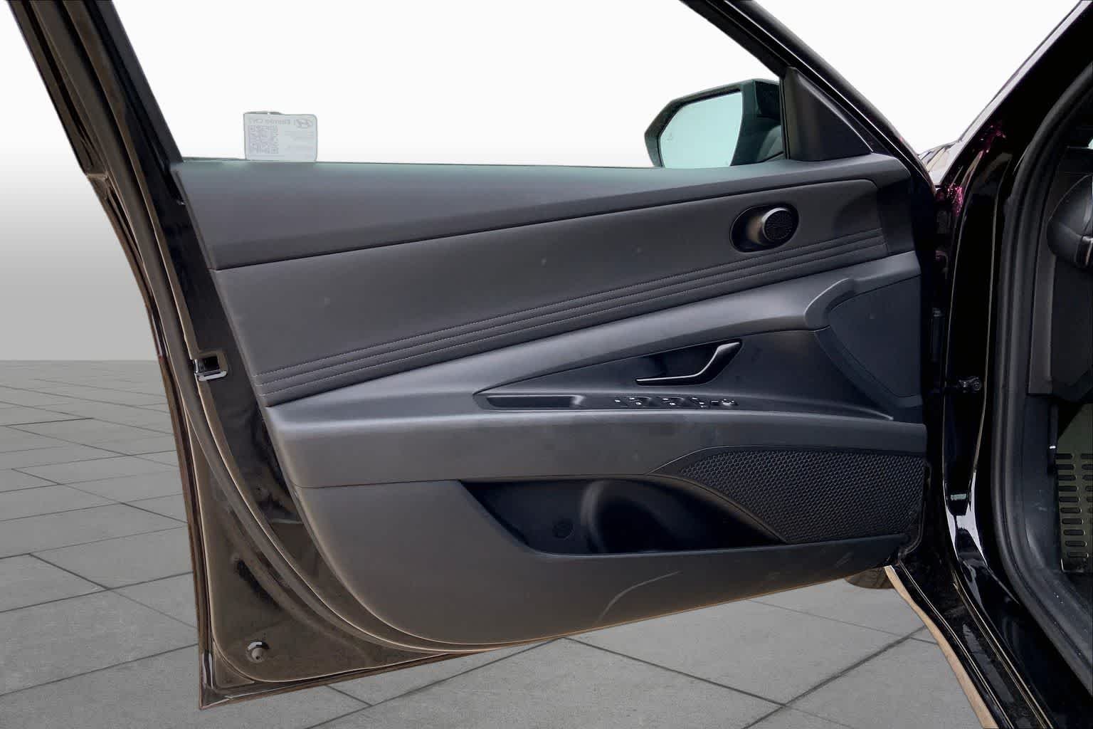 Used 2025 Abyss Black Hyundai SEL Sport image 21