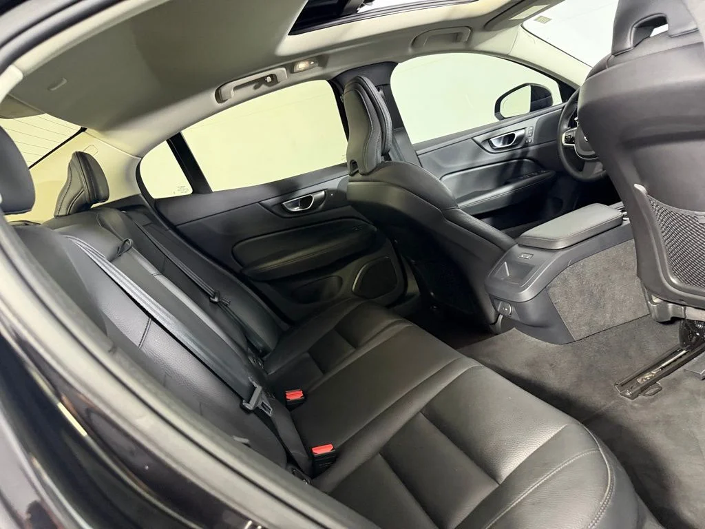 Used 2025 Onyx Black Metallic Volvo B5 Plus image 25