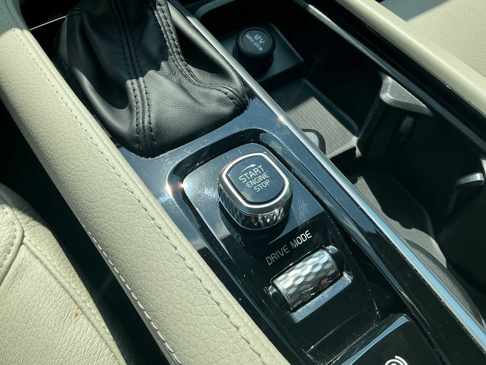 Used 2019 Onyx Black Metallic Volvo Momentum image 18