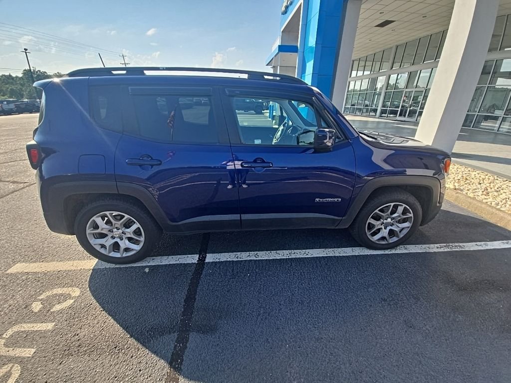 Used 2018 Blue Jeep Latitude image 9