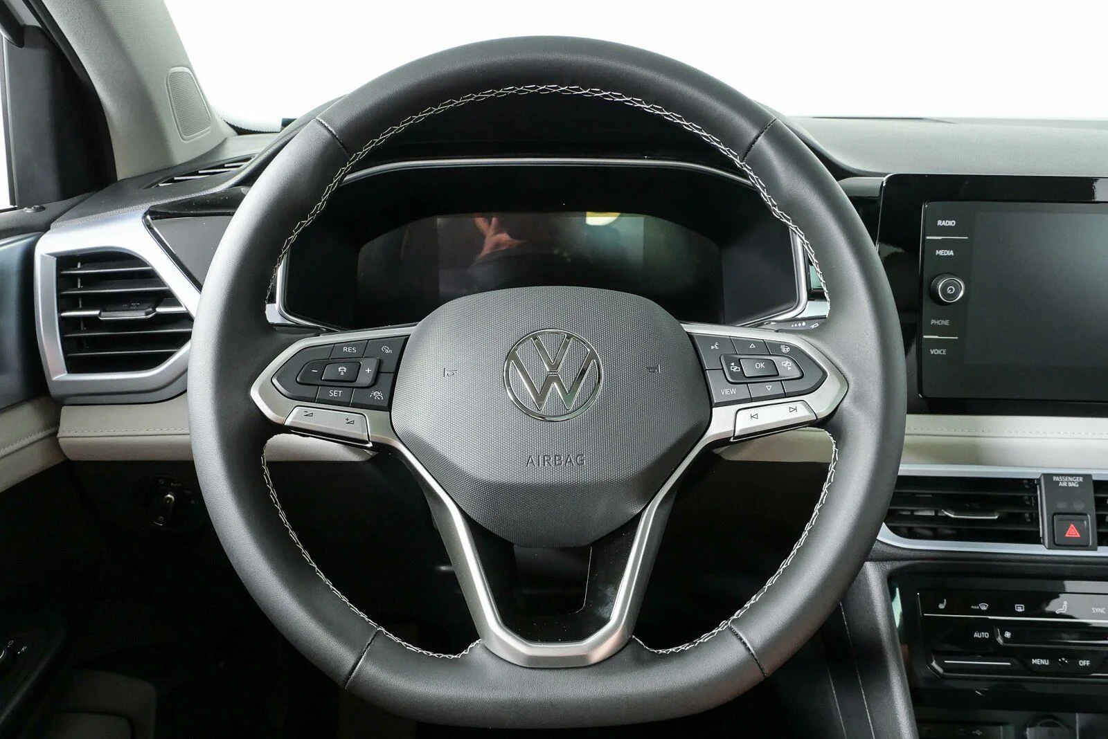 New 2026 Pure White Volkswagen SE image 9