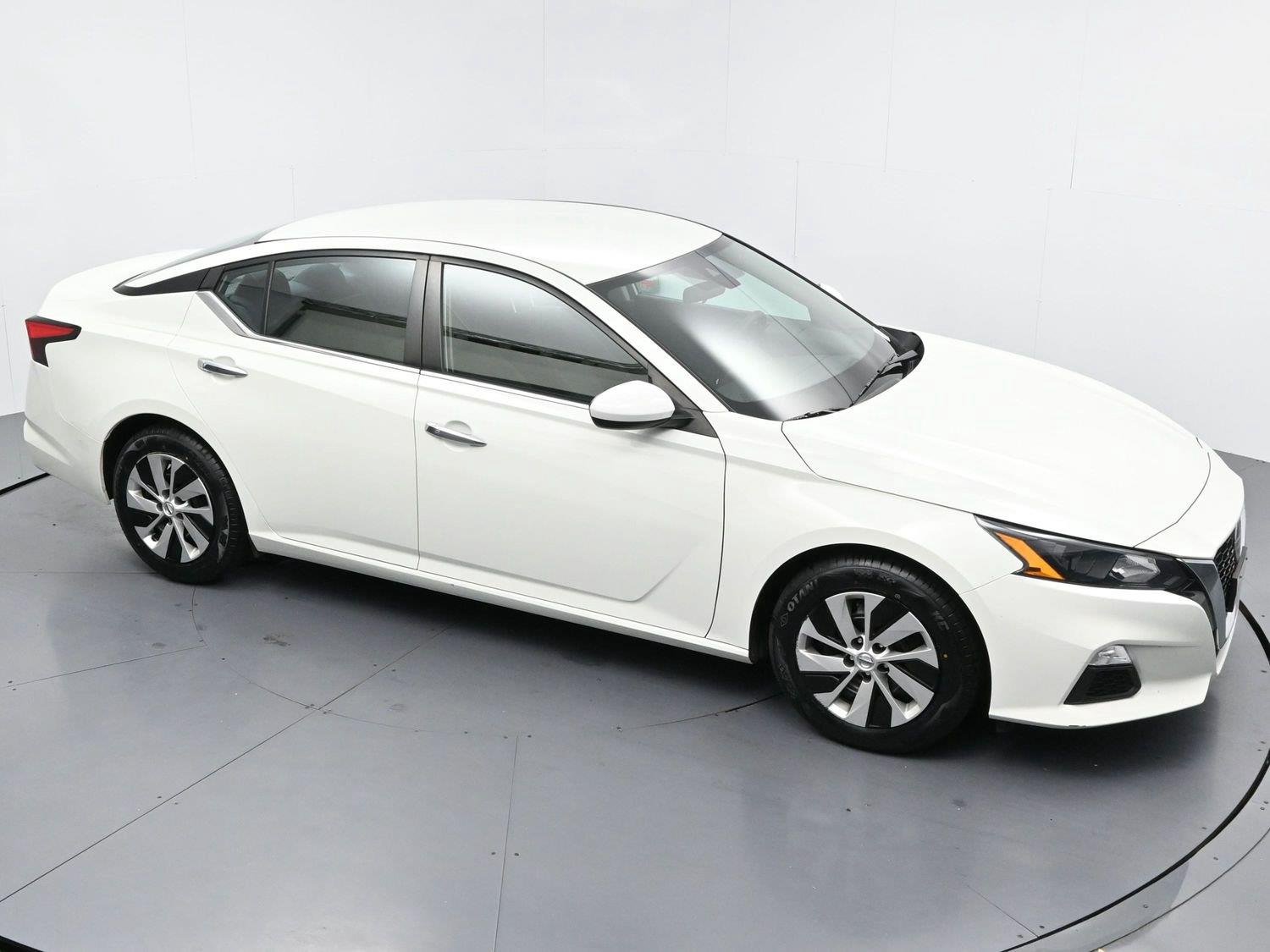Used 2022 Glacier White Nissan 2.5 S image 32