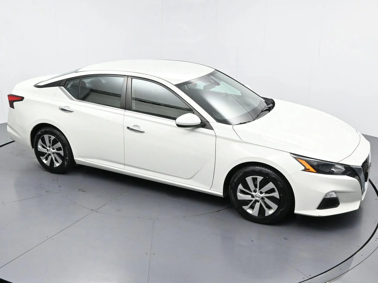 Used 2022 Glacier White Nissan 2.5 S image 32
