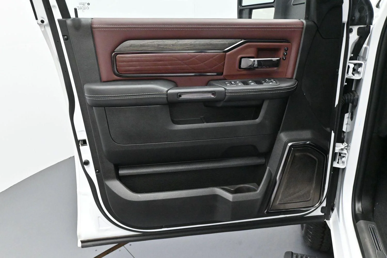 Used 2025 White Ram Limited image 10