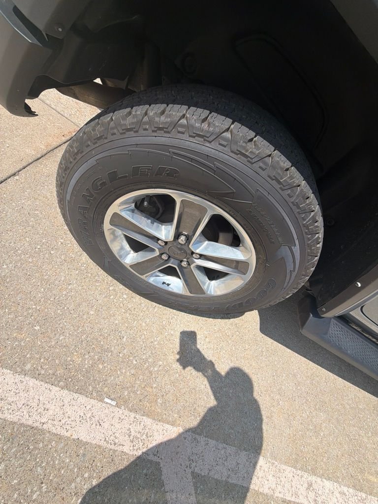 Used 2021 Sting-Gray Clearcoat Jeep Unlimited Sahara image 21