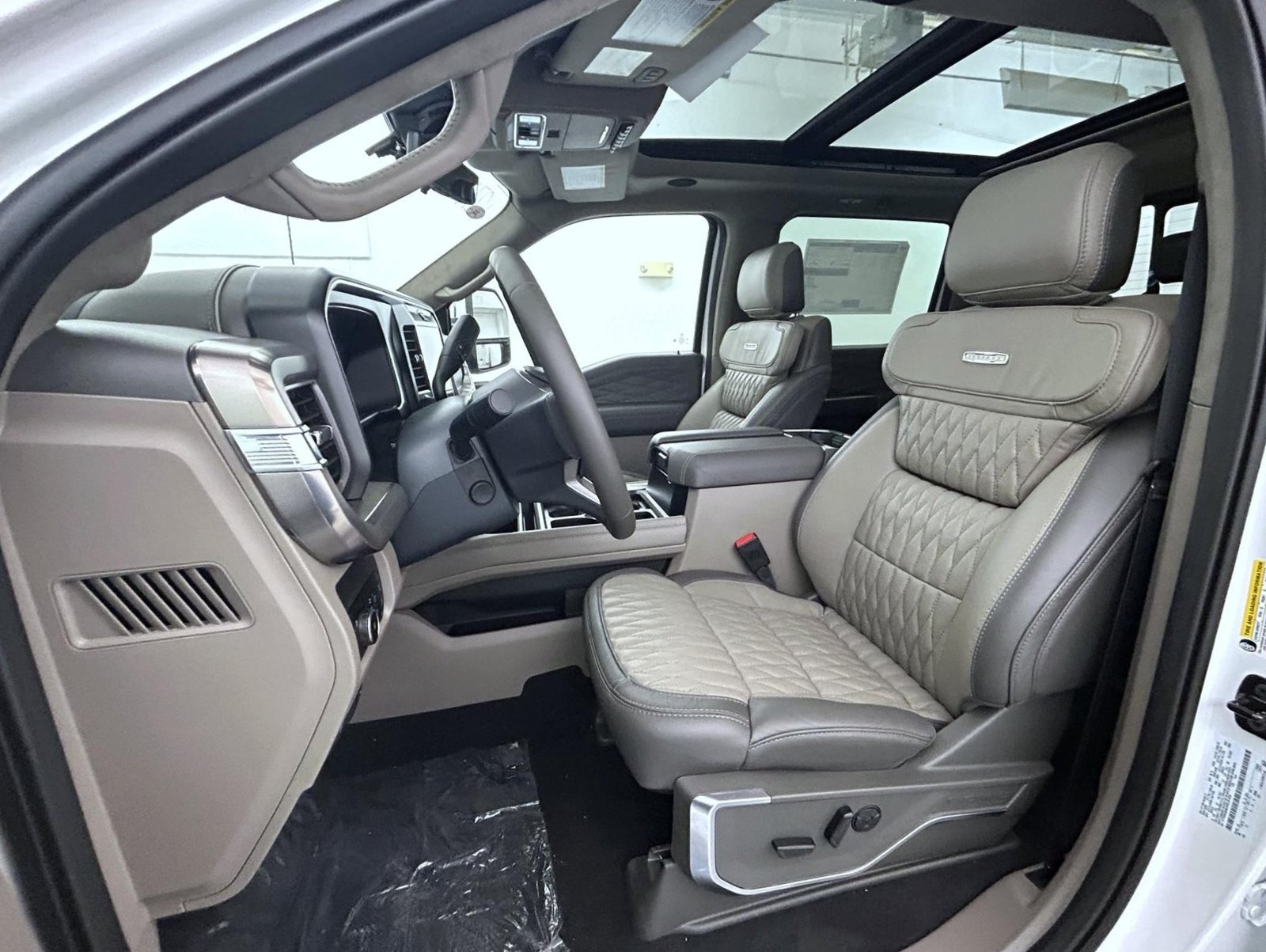 New 2027 Star White Metallic Tri-Coat Ford Platinum image 11