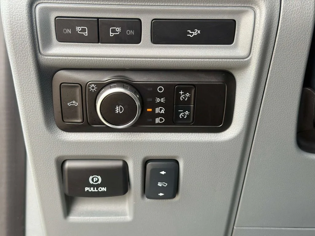Used 2024 Oxford White Ford Lariat image 33