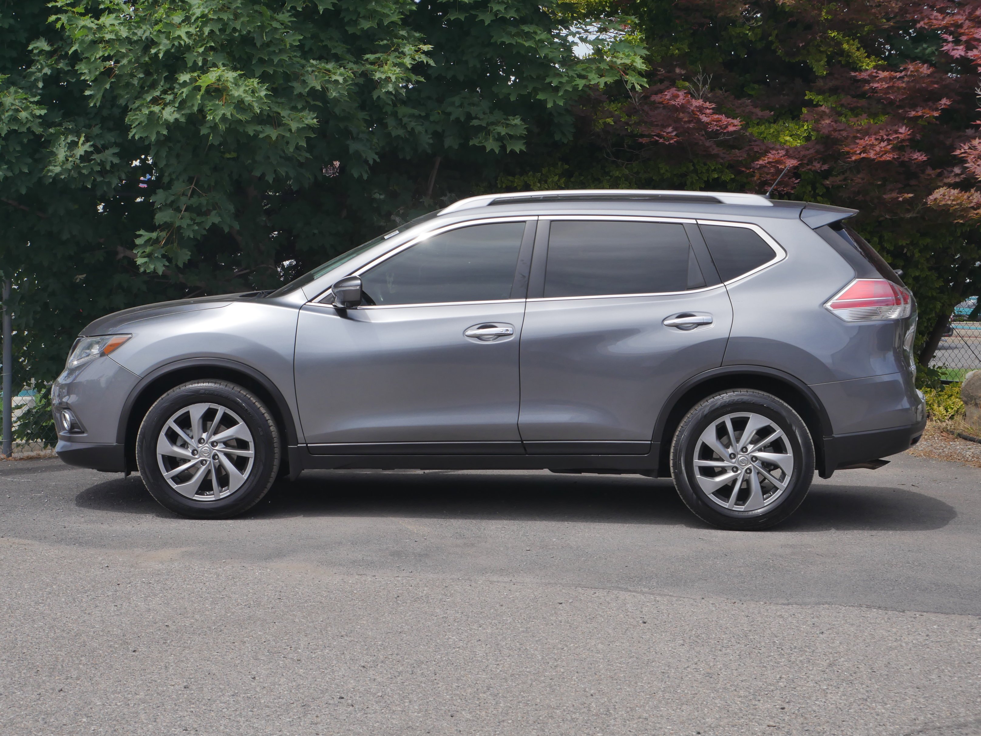 Used 2015 Gun Metallic Nissan SL image 14