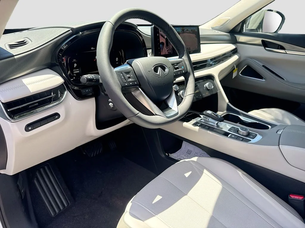 Used 2027 White INFINITI LUXE image 10