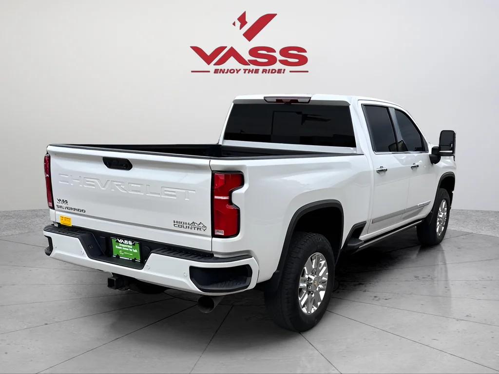 Used 2025 Pearl Chevrolet High Country image 5