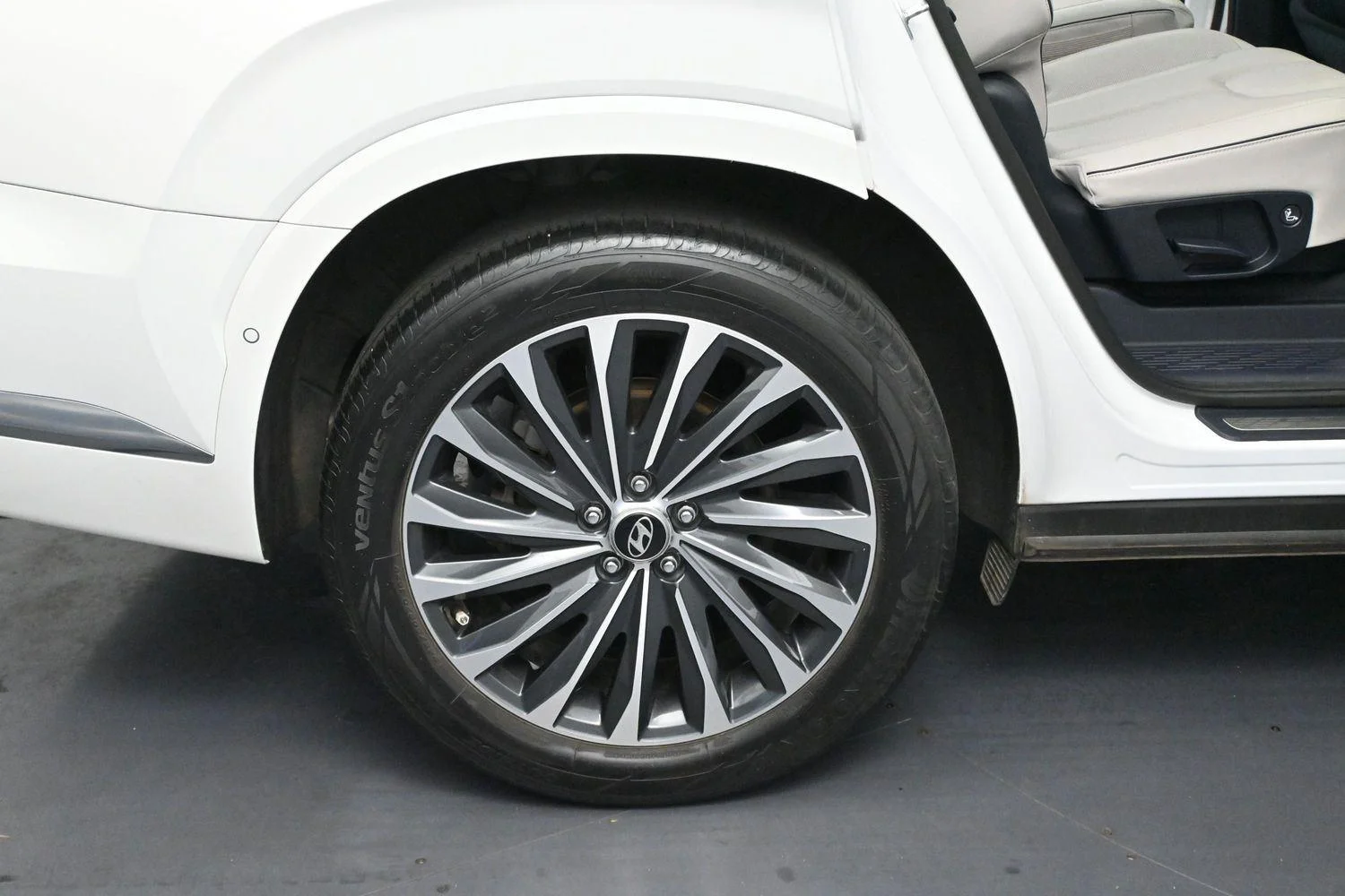 Used 2024 Hyper White Hyundai Calligraphy image 41