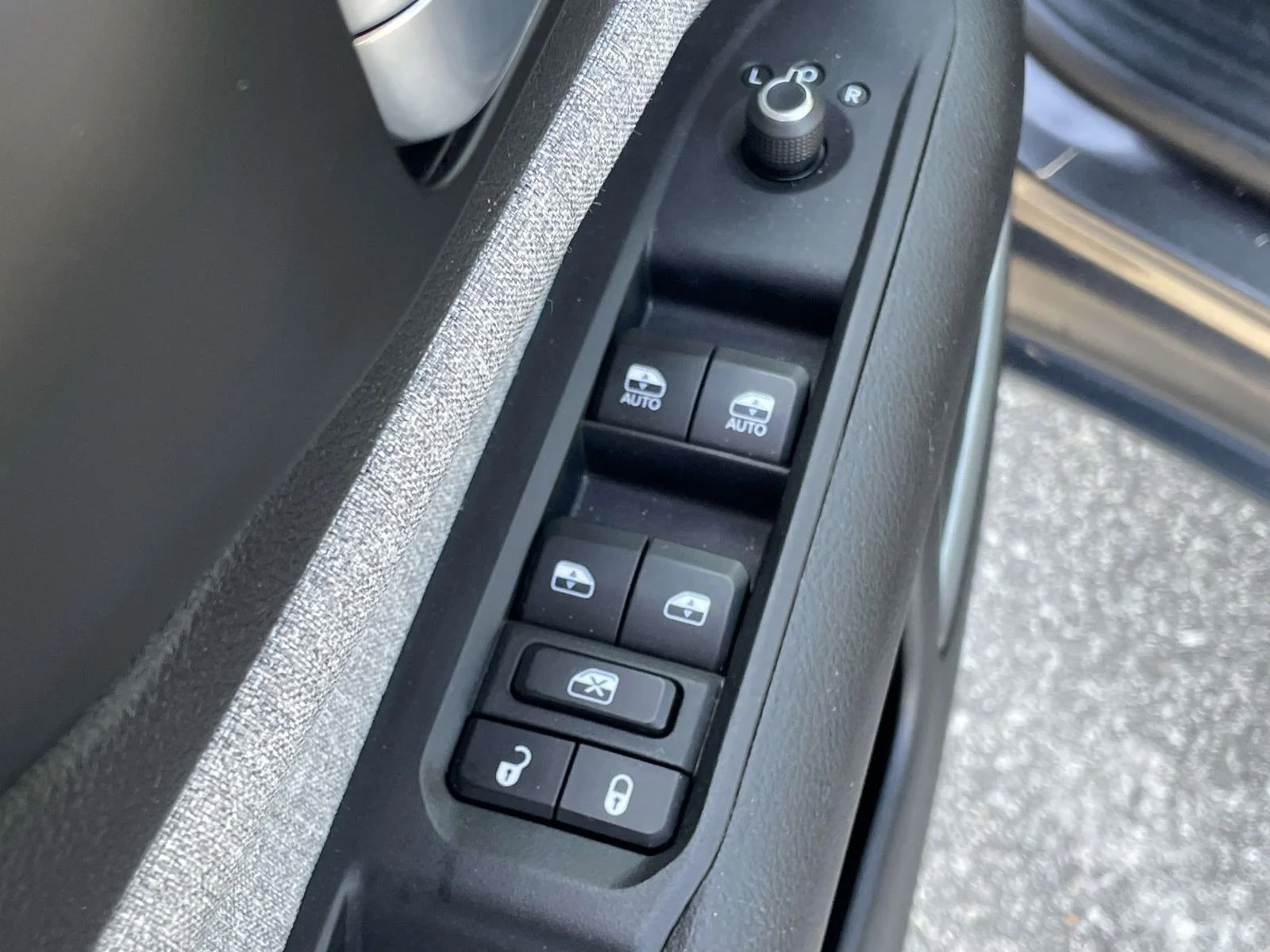 Used 2023 Granite Crystal Metallic Clearcoat Jeep Latitude Lux image 6
