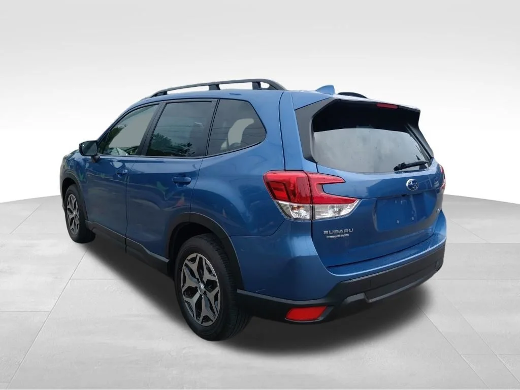 Used 2023 Horizon Blue Pearl Subaru Premium image 15